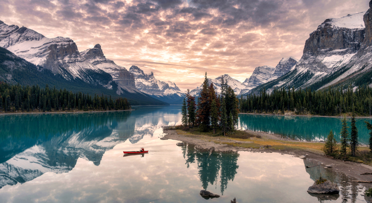 Kanada Jasper Nationalpark Maligne See Kanu NEU Foto iStock Mumemories